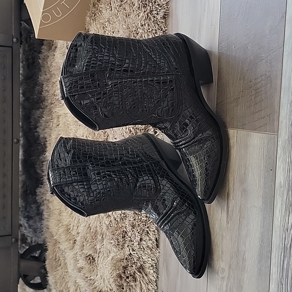 Boots - Picture 7 of 12